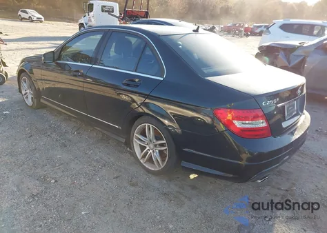 2013 Mercedes-Benz C 250 Luxury/Sport z USA, uszkodzony, nr VIN WDDGF4HB6DA850053